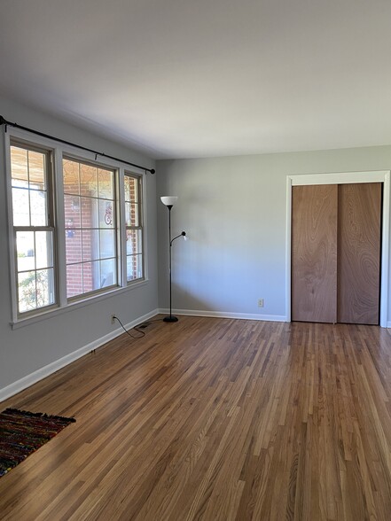 Living room with large closet - 918 N Graycroft Ave