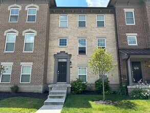 Building Photo - Beautiful Zionsville Townhome - *Special Offer!