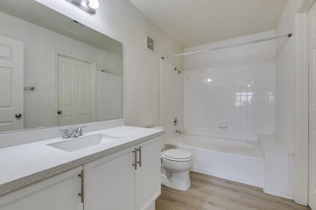 Building Photo - 3 Bedroom Townhouse with attached garage i...
