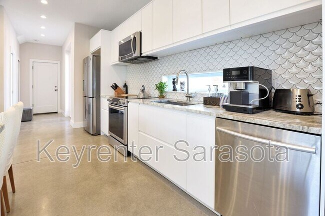 Building Photo - 2056 Roselawn St