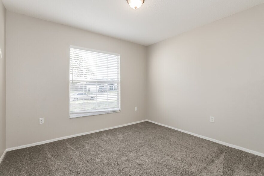 Building Photo - 2324 Sunset Point Dr