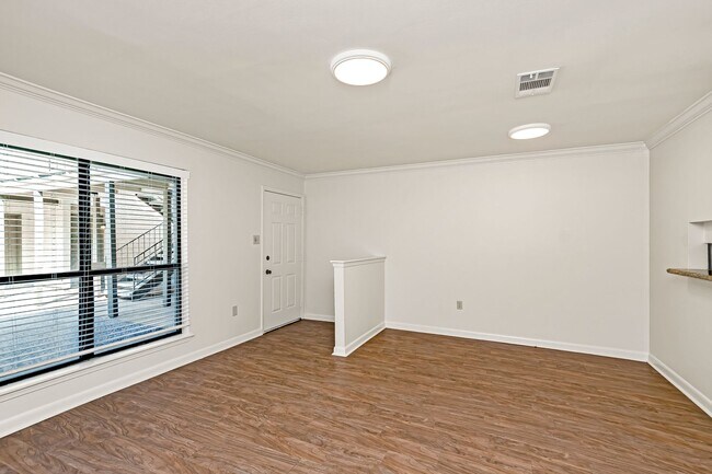 Building Photo - 1 Bedroom Downstairs Condo Community Pool