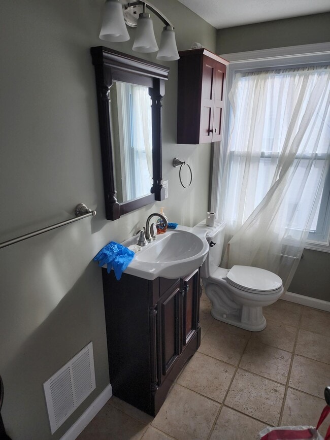 Building Photo - 40 Maple St