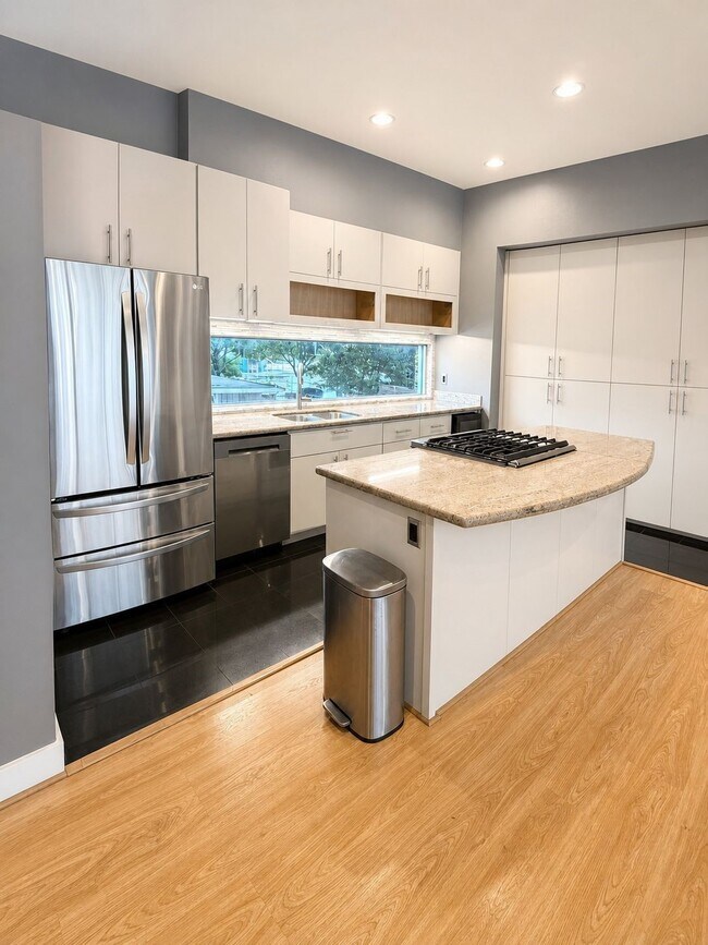 Building Photo - 6014 Fairdale Ln
