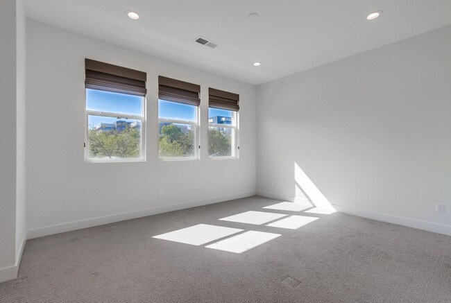 Building Photo - Mira Mesa 3 Bedroom Townhome!