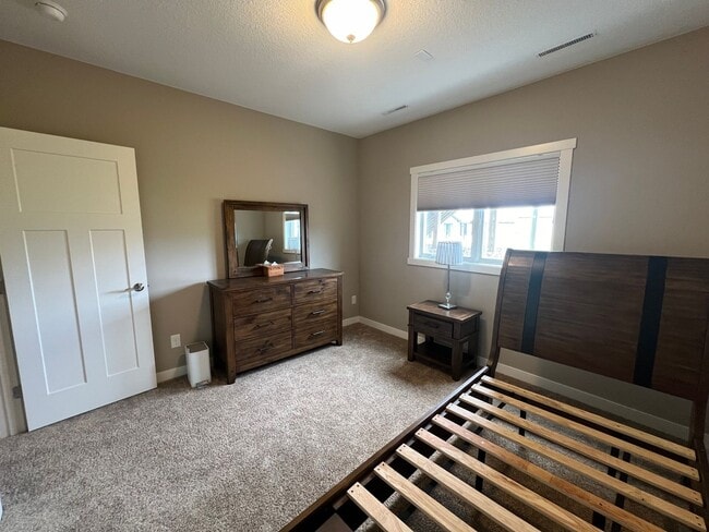 Building Photo - Beautiful 5-bed, 3.5-bath Single Family Home!
