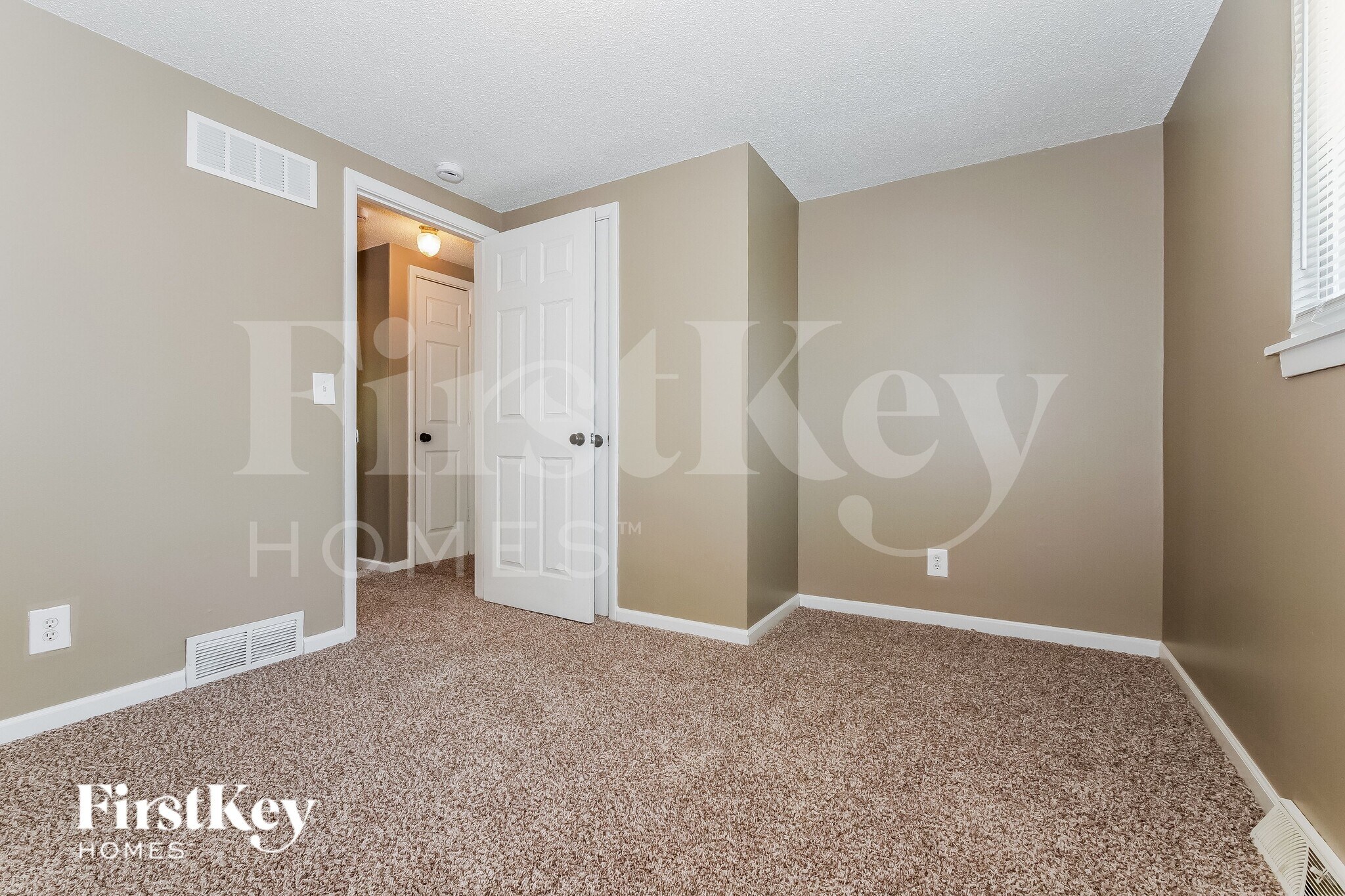 Building Photo - 5042 N Bellaire Ave