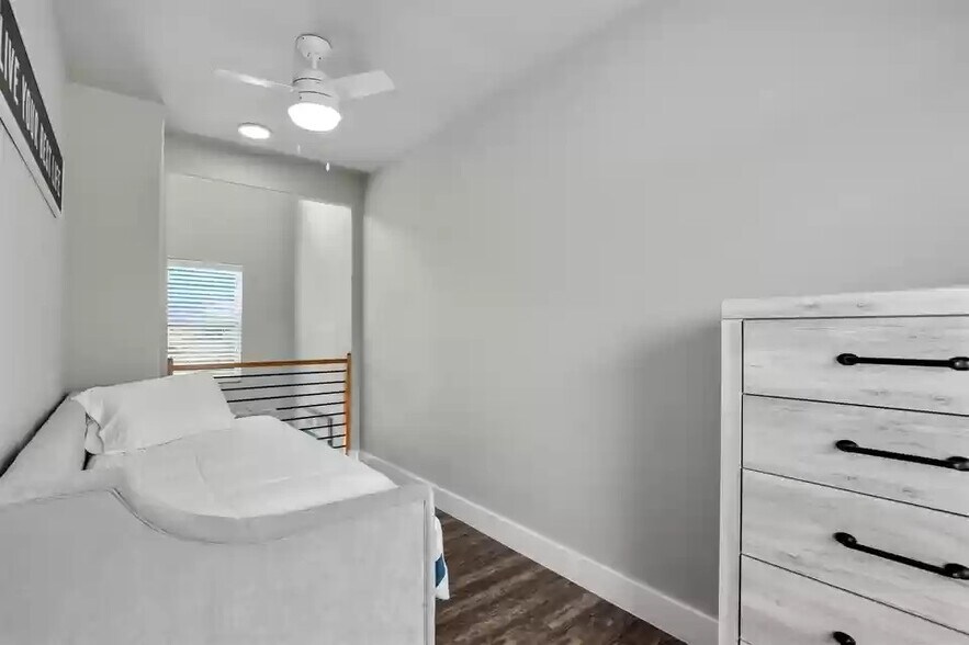 Building Photo - 4911 Alton Ave