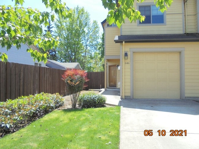 Primary Photo - 646 SW Taft St