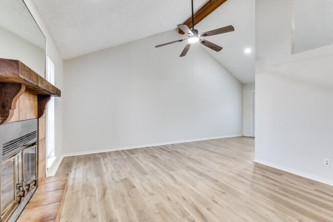 Building Photo - 418 S Las Vegas Trail