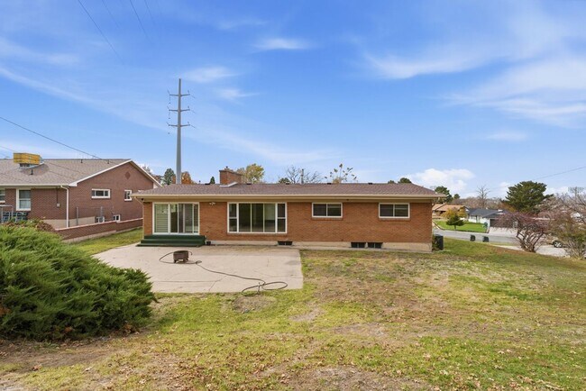 Building Photo - Spacious 4 Bed, 3 Bath Home Near Weber State