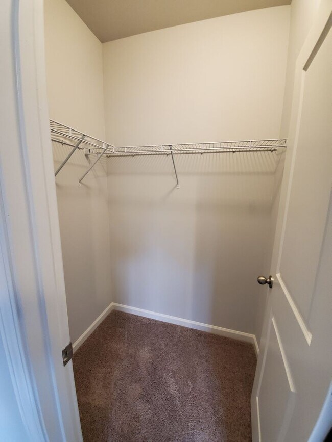 Building Photo - Charming 3-Bedroom Townhome with Stylish F...