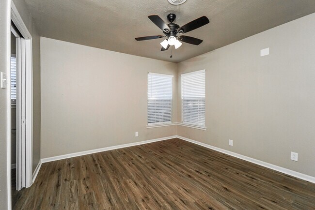 Building Photo - Spacious Living Near Parks & Trails