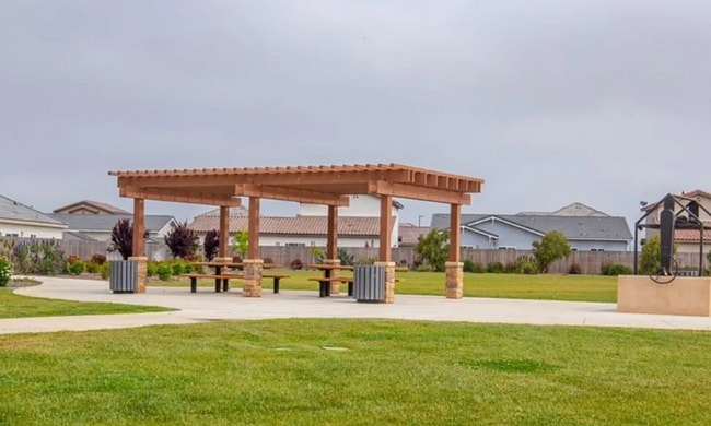 Building Photo - Heritage Square Newer Two Story in Gated D...