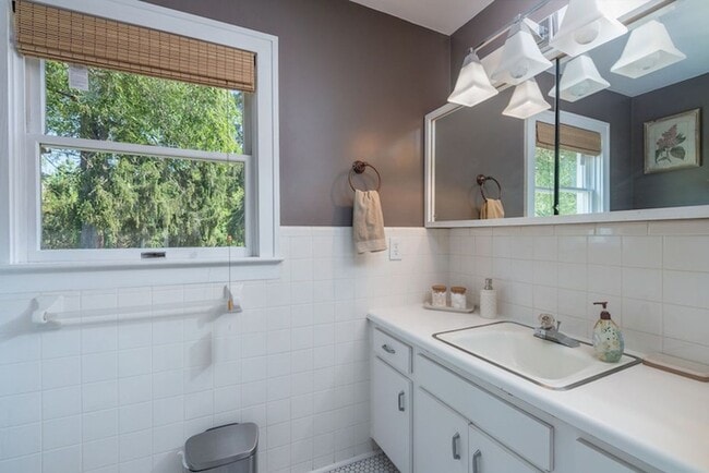 Building Photo - Weaverville Farmhouse Rental!