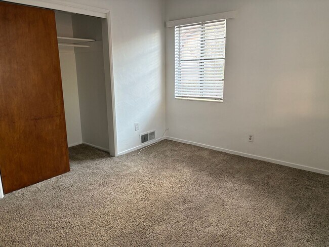Building Photo - 2 bedroom, 1 bathroom house near Universit...