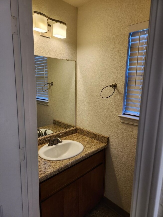 Building Photo - Lovely 2 Bedrooms 1.5 Bathrooms townhouse