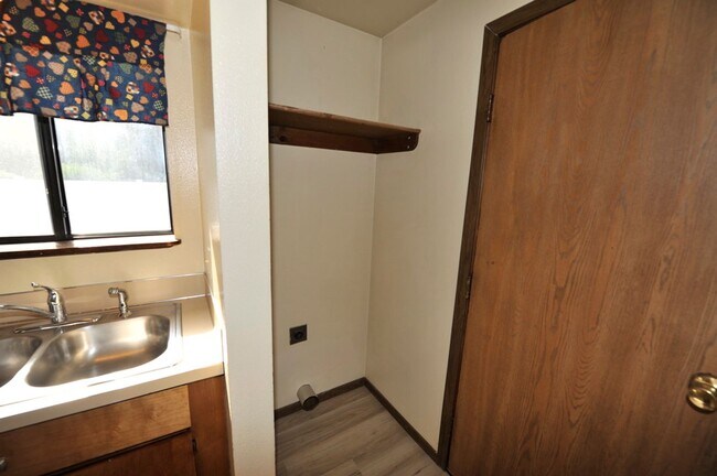 Building Photo - 3 bed 2 bath rancher duplex close to Hayden Lake