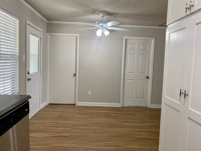 Building Photo - Charming Home located in a great neighborhood!