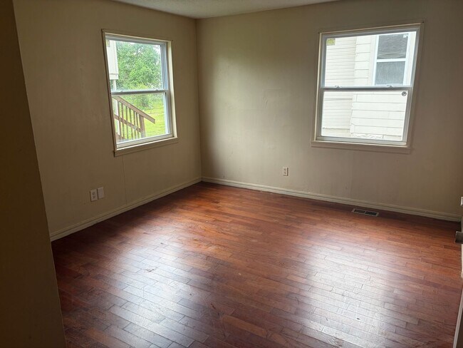 Building Photo - 2 BEDROOM 1 BATH HOUSE, WITH CENTRAL HEAT & AIR, ALL ELECTRIC, FENCED YARD. APPLICATION AND PET F...