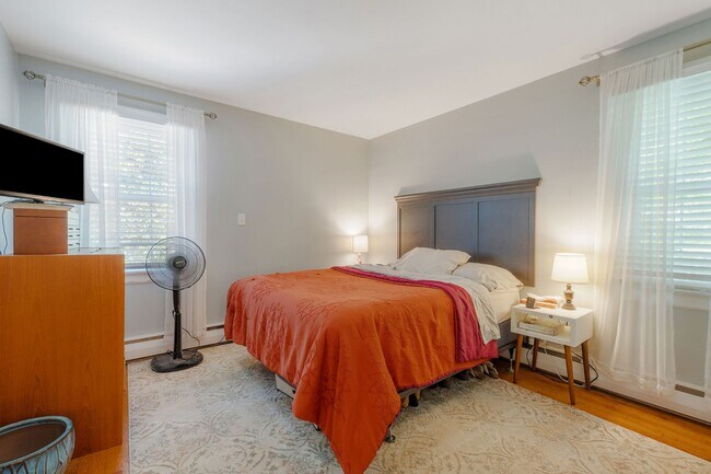 Building Photo - Beautiful Single-Level Home with In-Law Suite and Expansive Yard ***Available Early August 2026***