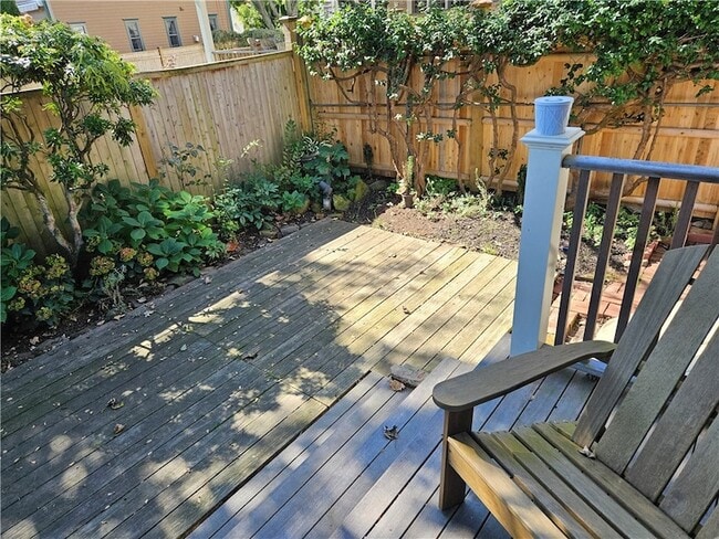 Building Photo - 10 Cherry St