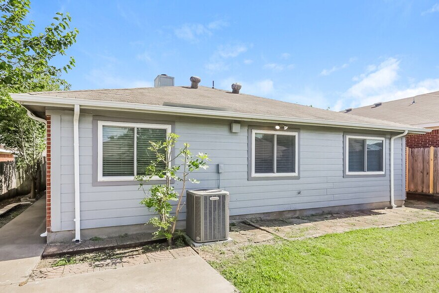 Building Photo - 2370 Stagecoach St