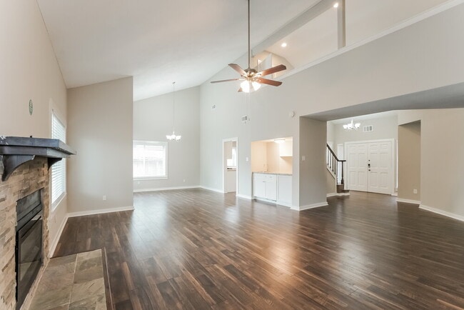 Building Photo - 15614 4 Season Dr