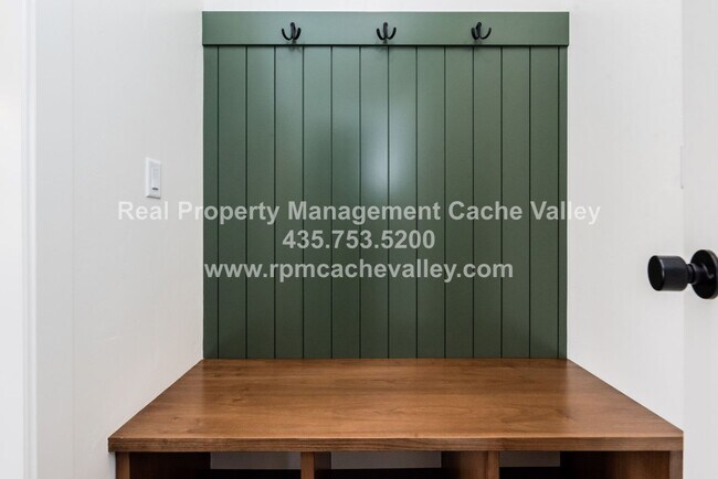 Building Photo - Gorgeous 3 br 2 bath home in Hyde Park! Ha...