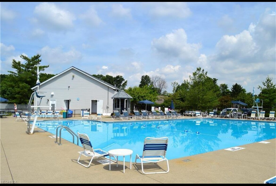 Community pool - 8615 Scenicview Dr