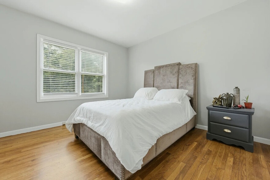 Building Photo - Room in House on Rollingwood Ct SE