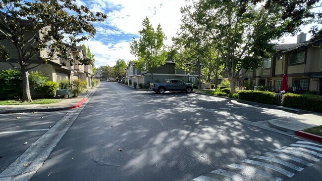 Building Photo - Townhouse 2 bedrooms, 2 1/2 baths, 2 car g...