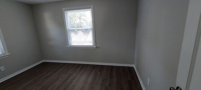 Building Photo - Cute upstairs unit in Duplex