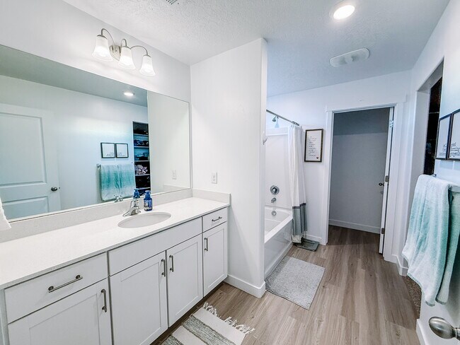 Building Photo - 549 N Orchard Dr