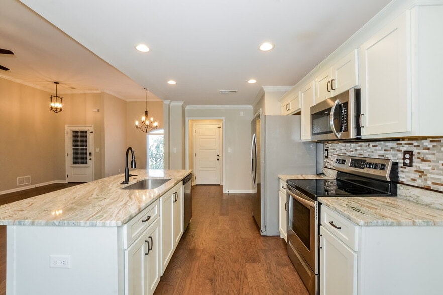 Building Photo - 3821 Dawnwood Cir W