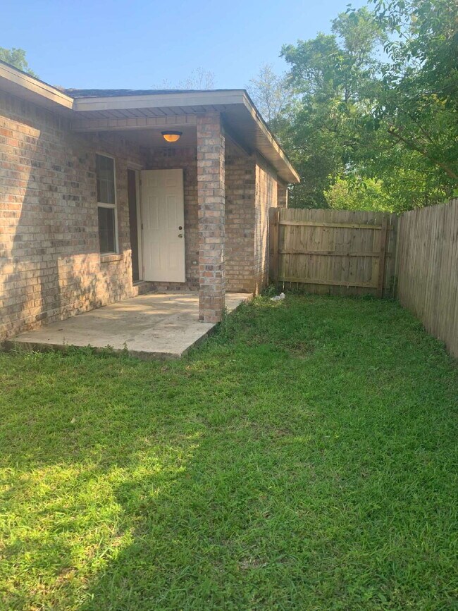 Building Photo - West Pensacola Duplex Living — 3BR Home with Open Floor Plan, Eat-In Kitchen, Covered Patio & Low...