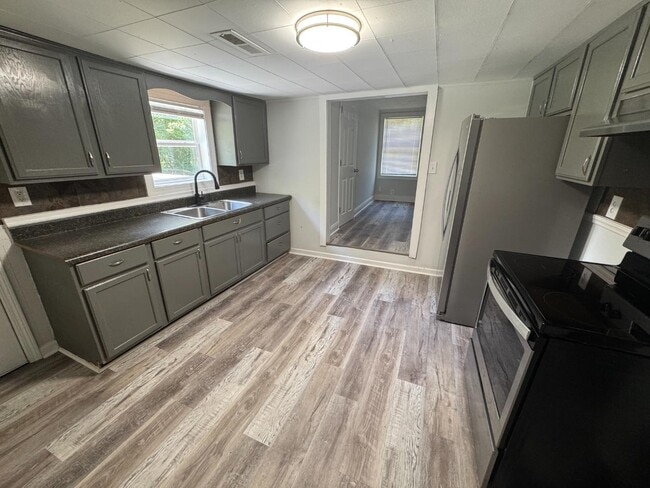 Building Photo - 5163 Clifton Dr