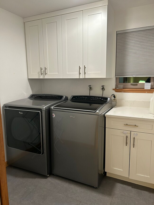 washer/dryer - 1526 NE 98th St