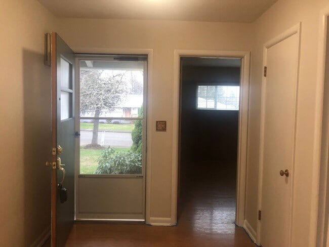 Building Photo - Stylish & Spacious 4-Bedroom Home in SE Sa...