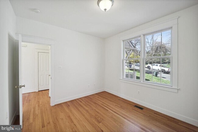 Building Photo - 2149 N Taylor St