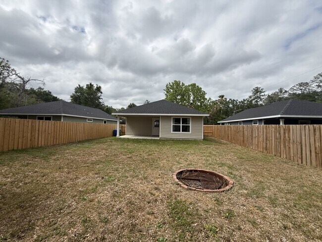 Building Photo - 3 Bedroom 2 Bath In Alachua