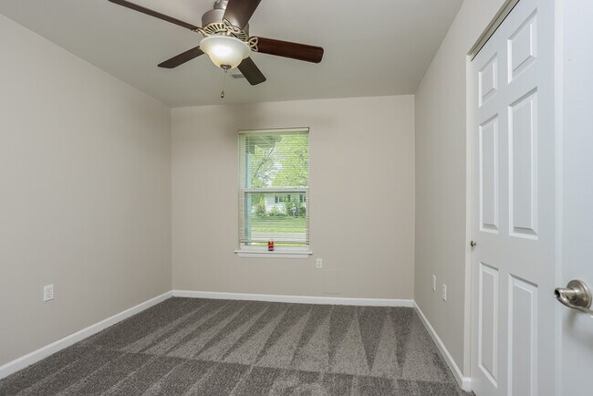 Building Photo - Fantastic 3bd/2ba home! Coming soon!