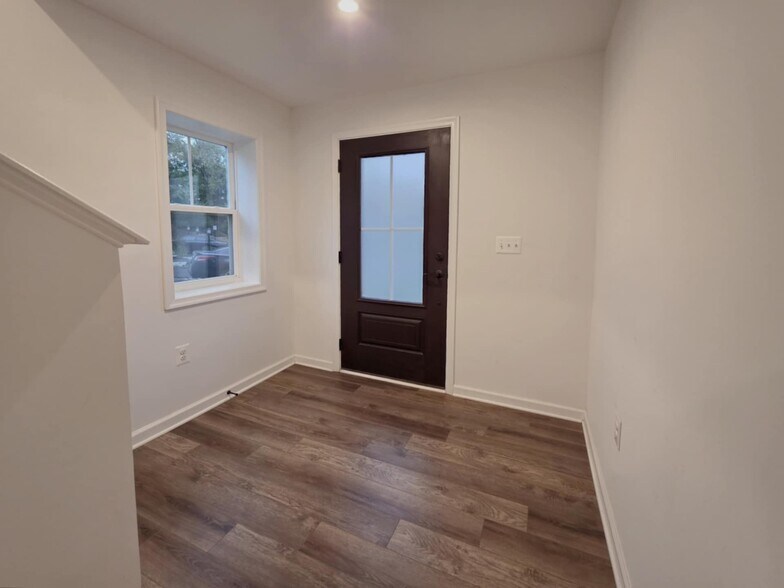 Entry Foyer - 4915 Sheridan St