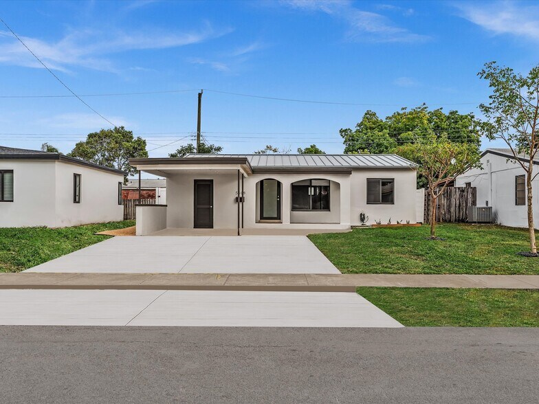 Plenty of parking - 5408 NE 3rd Ter