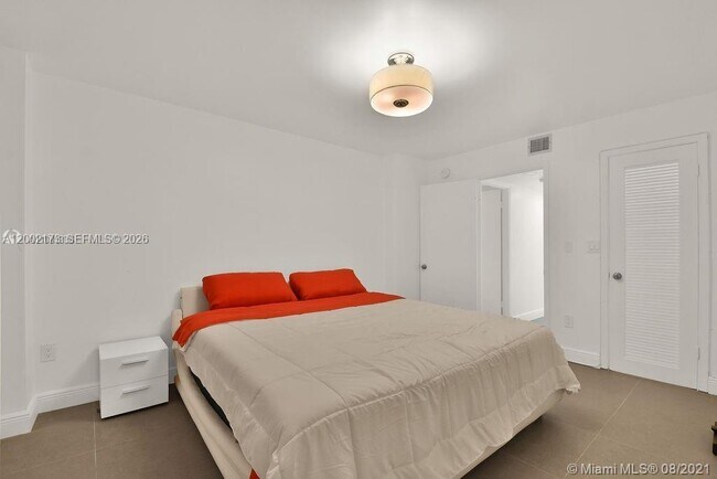 Building Photo - 18041 Biscayne Blvd