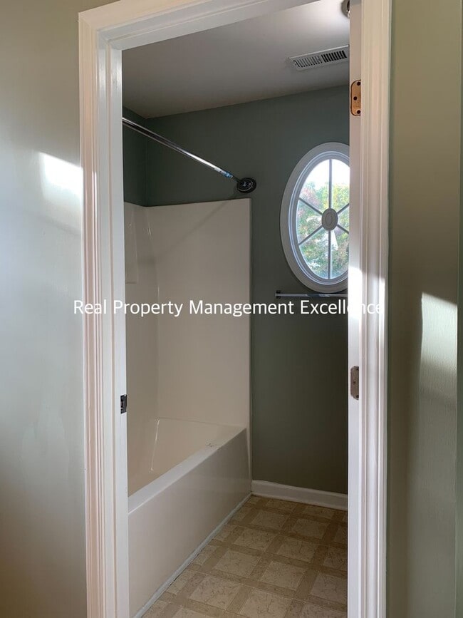 Building Photo - Lovely 2 Story Home In Raleigh, Available December 15th!