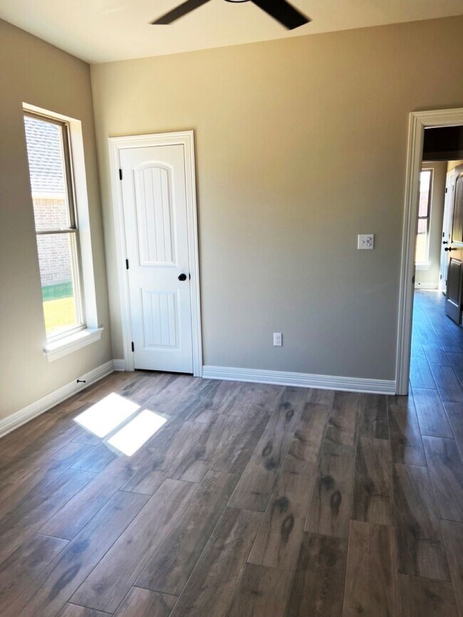 Building Photo - 1151 Green Wood Cir