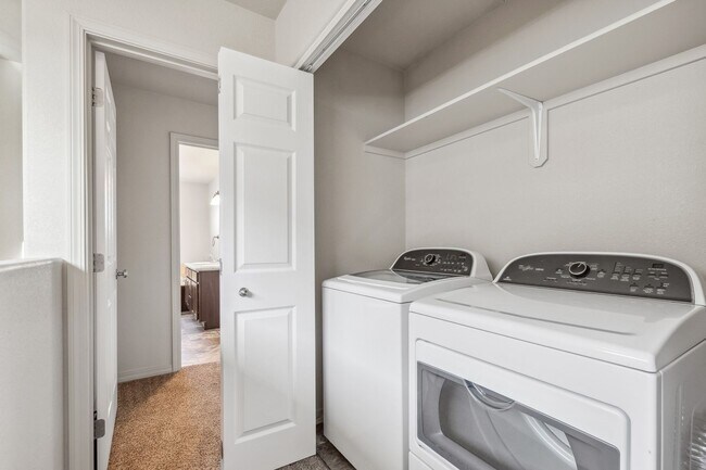 Building Photo - Adorable 3 bedroom. 2.5 bathTownhome in Columbia Falls