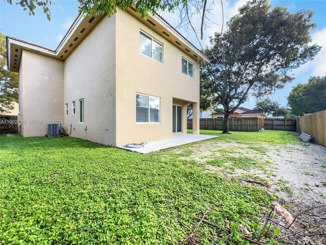 Building Photo - 1736 NE 9th Dr