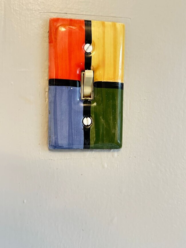 Building Photo - Charming 2-Bedroom Cottage-Style Home!